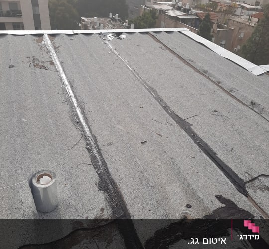 גג עם איטום זפת לאורך התפרים